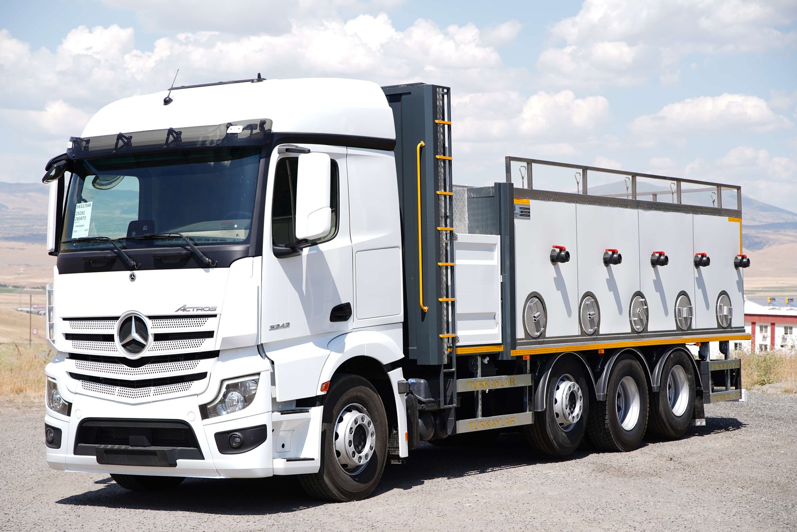 What Is a Live Fish Transport Vehicle? Truck-Mounted Transport Systems